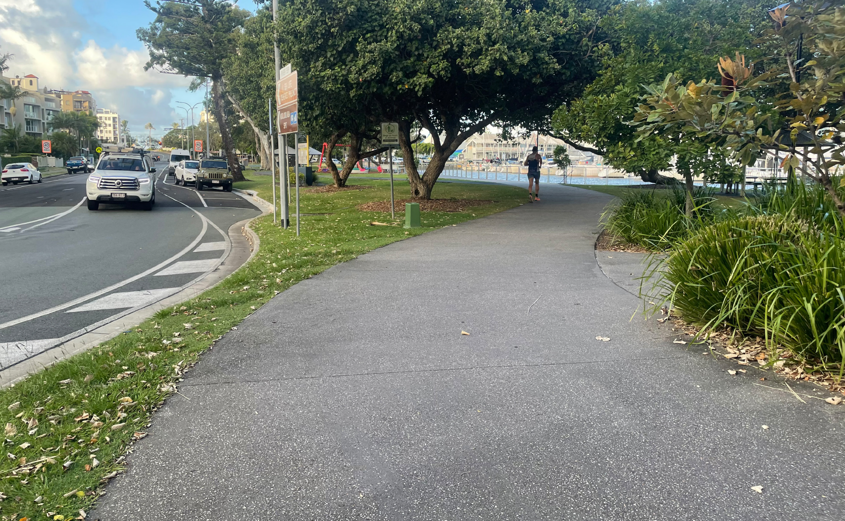 ​Existing view north of River Esplanade, Mooloolaba.: ​Colour photo showing exisitng view north of River Esplanade, Mooloolaba.